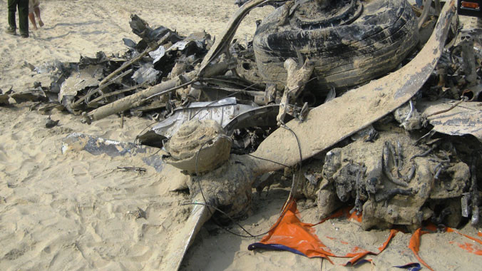  Hai bộ phận còn khá nguyên vẹn của xác máy bay là lốp và cánh quạt lớn được giữ lại phục vụ trưng bày, nghiên cứu