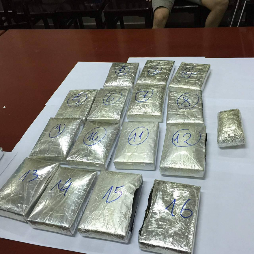 16 bánh ma túy bị thu giữ. Ảnh công an cung cấp.