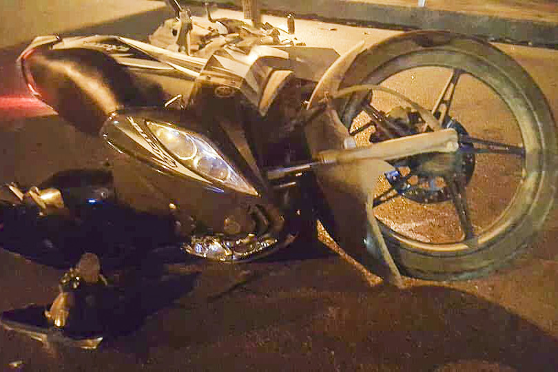 Chiếc xe máy của hai nam sinh bị hư hỏng nặng. Ảnh: Gia đình nạn nhân cung cấp