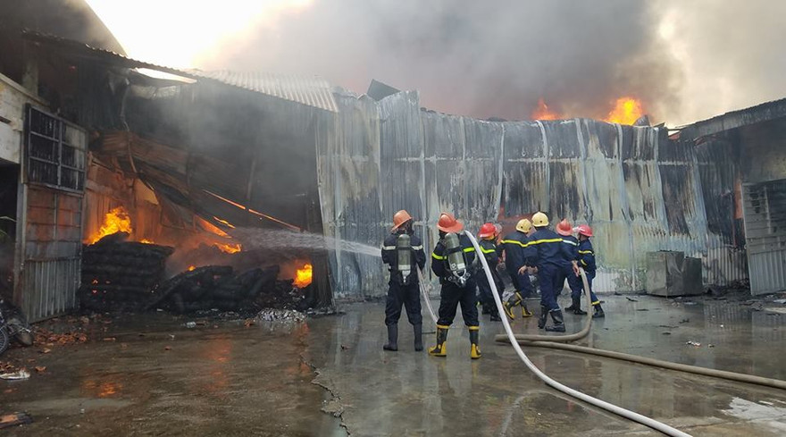 Lực lượng chức năng dập đám cháy. Ảnh: PCCC Thái Nguyên.