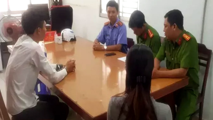 Th. (áo trắng) làm việc với cơ quan công an. Ảnh: VKSND Cái Răng