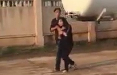 Hưng dùng dao khống chế người phụ nữ. Ảnh cắt từ clip