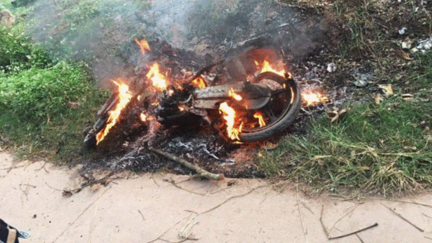 Chiếc xe máy bị đốt rụi