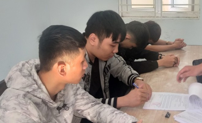 Quốc, An, Trường và Sơn tại cơ quan công an