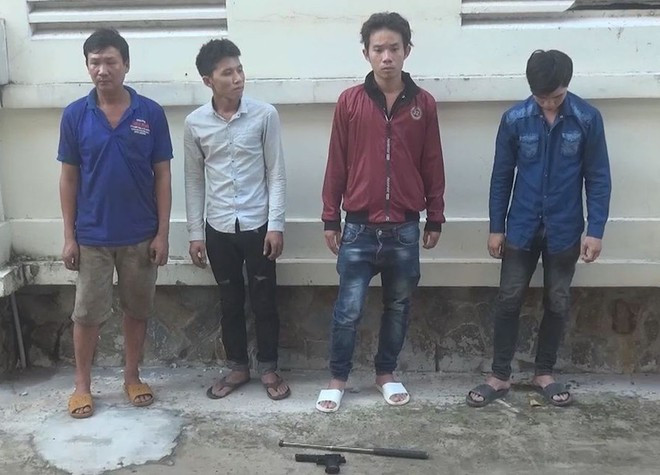 Bé Em (bìa trái) cùng đàn em và tang vật tại trụ sở cảnh sát