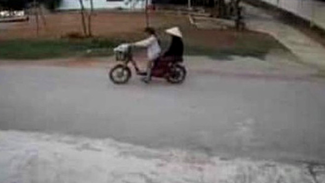 Hình ảnh nữ sinh T. chở bà Hường được camera bên đường ghi lại
