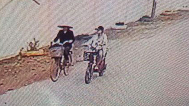 Hình ảnh bà Hường đi cùng nạn nhân trước khi cháu mất tích được camera ghi lại