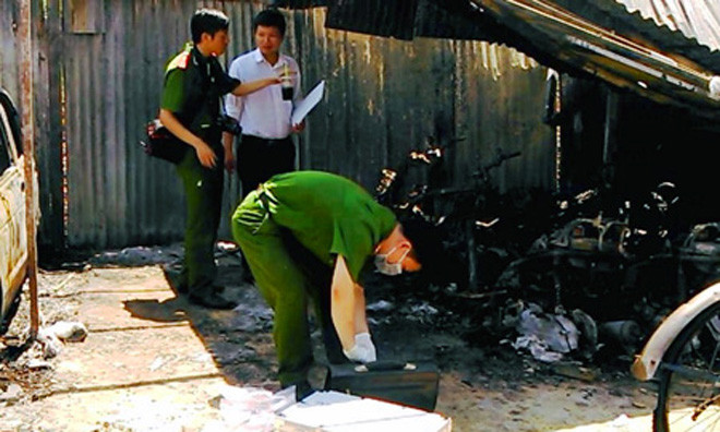Sáng 6/4, Công an tiến hành khám nghiệm hiện trường vụ cháy. Ảnh: Dân Trí