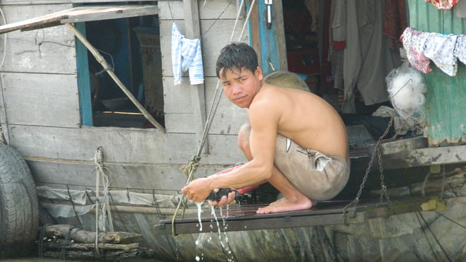 Người dân sử dụng nước ở Biển Hồ bị ô nhiễm để tắm giặt, ăn uống. Ảnh: LT