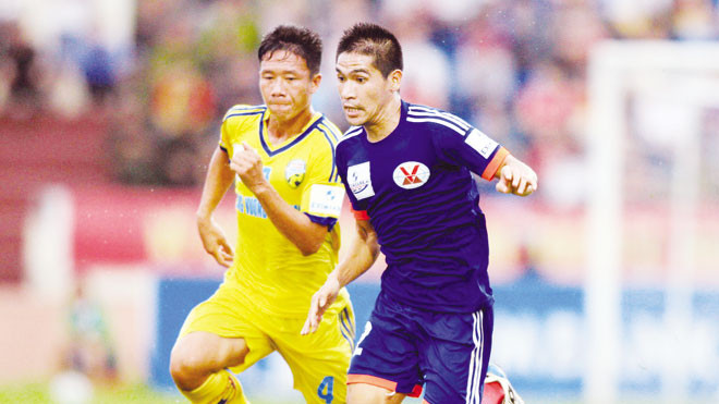 HV An Giang (trái) bị đẩy sâu dưới đáy bảng xếp hạng sau trận thua tại Quảng Ninh. Anh : VSI