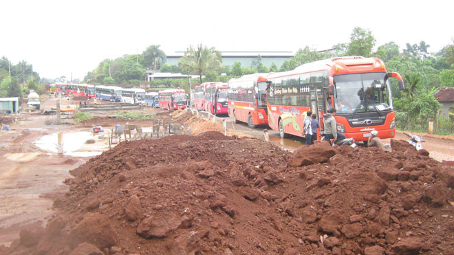 Thi công sai quy trình gây ùn tắc giao thông