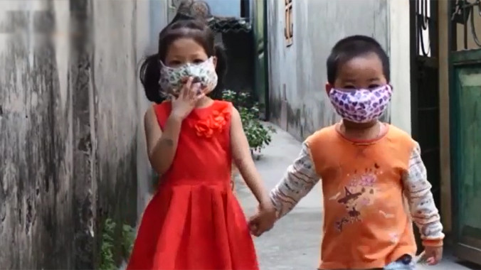 Dân Thủ đô ra đường bị mặt như ninja vì mùi thuốc sâu