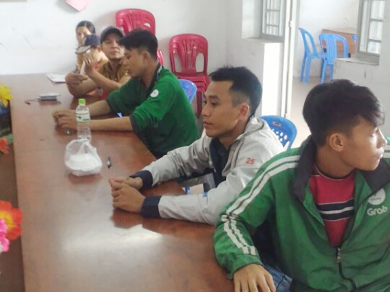 Công an tài xế xe ôm truyền thống và GrabBike tới CQĐT làm việc