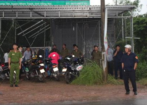 Cảnh sát khám nghiệm hiện trường cửa hàng quần áo có đôi nam nữ tử vong. Ảnh: VnExpress