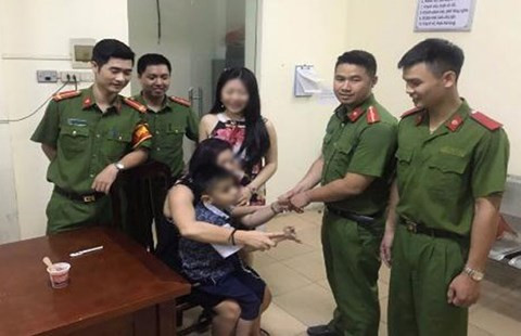 Chị L xúc động khi nhận lại con trai tại trụ sở CAP Thanh Nhàn