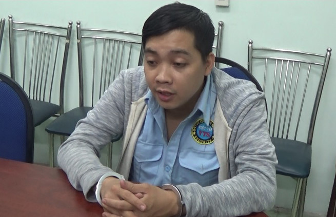 Bảo vệ trung tâm thương mại Parkson Hùng Vương đang bị công an bắt giữ