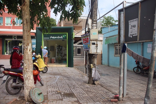 Hiện trường (trước bánh xe gắn máy màu đỏ) nơi bé T. bị đâm tử vong