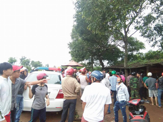 Rất đông người dân có mặt tại hiện trường nơi xảy ra vụ việc