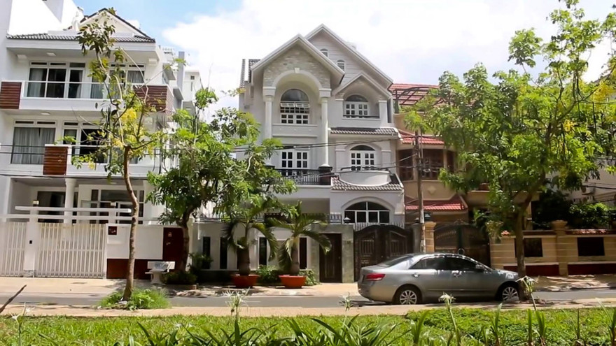 Liên quan đến đường dây ma túy lớn nhất nước do Văn Kính Dương (36 tuổi, hay còn lại là Hoàng "béo", Hiếu, ở Hà Nội) cầm đầu, bị can này thường chọn những nơi sang trọng ít ai ngờ tới để ở. Trong hình là căn biệt thự (giữa) tại khu dân cư Trung Sơn, huyện