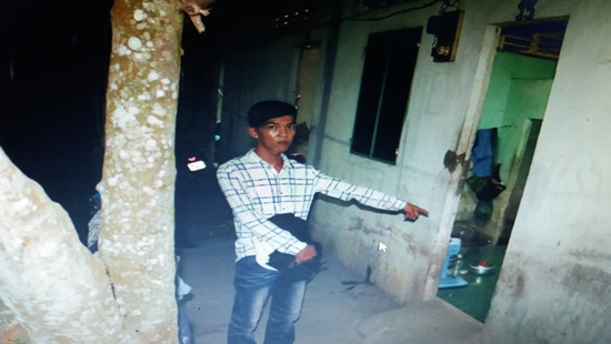 Nguyễn Quốc Cường chỉ hiện trường xâm hại em D.