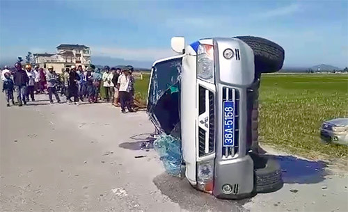 Xe cảnh sát lật nghiêng, vỡ kính sau cuộc truy đuổi 30 km