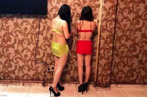 Các cô gái ăn mặc mát mẻ để phục vụ khách