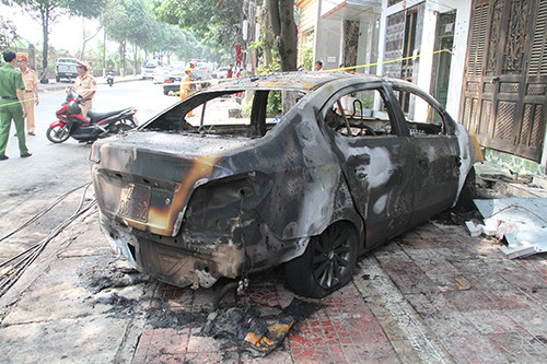 Chiếc xe bị thiêu rụi hoàn toàn