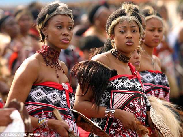 Senteni Masango (phải) và một người vợ khác của Vua Mswati III của Swaziland vào năm 2005. Ảnh: AP
