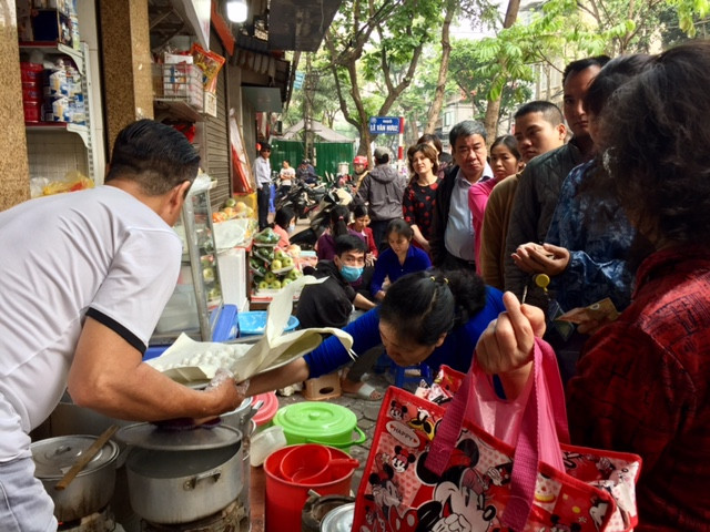 Đường phố Hà Nội ngập tràn không khí Tết Hàn thực