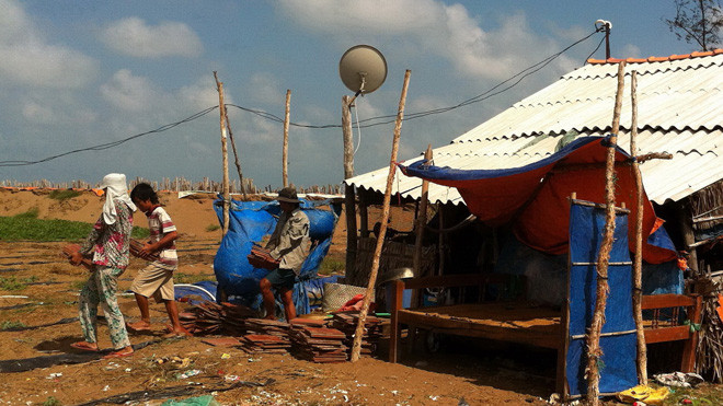 Gia đình ông Phương ở Cồn Nhàn đang dời nhà