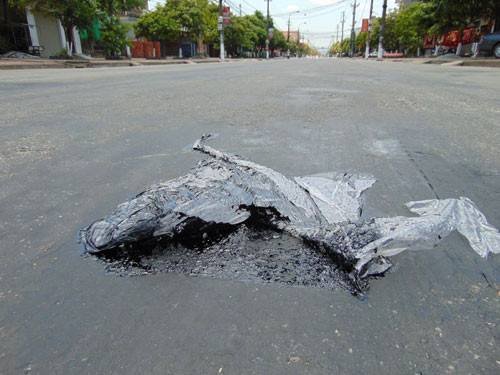 Đoạn đường mới được sửa chữa đã bị chảy nhựa.