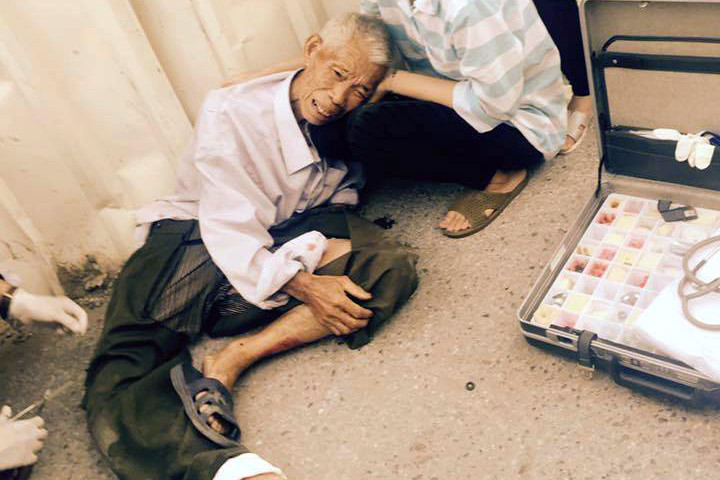 Cụ già bị thương trên đường. Ảnh facebook.