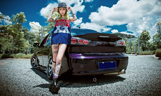 Người đẹp khoe hình xăm kín người bên xế độ Mitsubishi