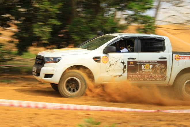 Bán tải lập sân chơi offroad riêng