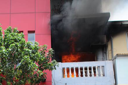 Đám cháy bốc lên ngùn ngụt tại ngôi nhà 4 tầng. Ảnh: CTV.