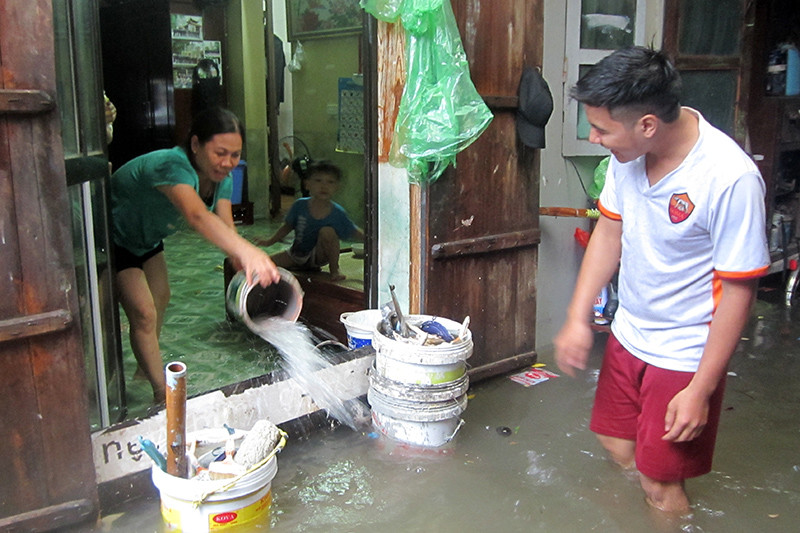 Cơn mưa lớn kéo dài nhiều tiếng đồng hồ ngày 19/8 khiến cho nhiều tuyến đường của Thủ đô chìm trong biển nước.