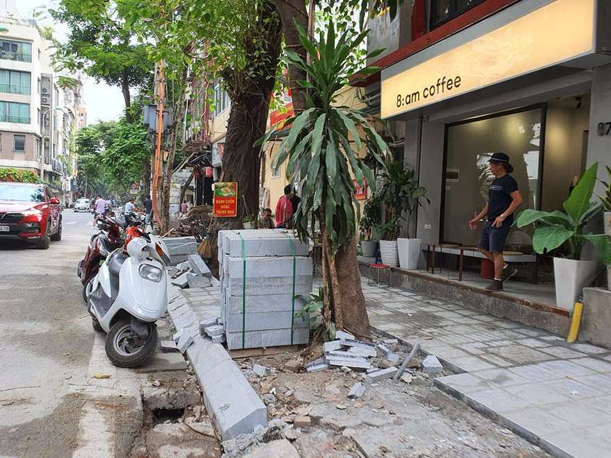 Lát đá vỉa hè trên phố Triệu Việt Vương (quận Hai Bà Trưng)