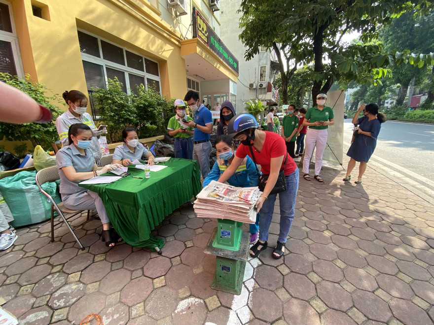 Đồng loạt triển khai đổi rác lấy quà tại 4 quận nội thành