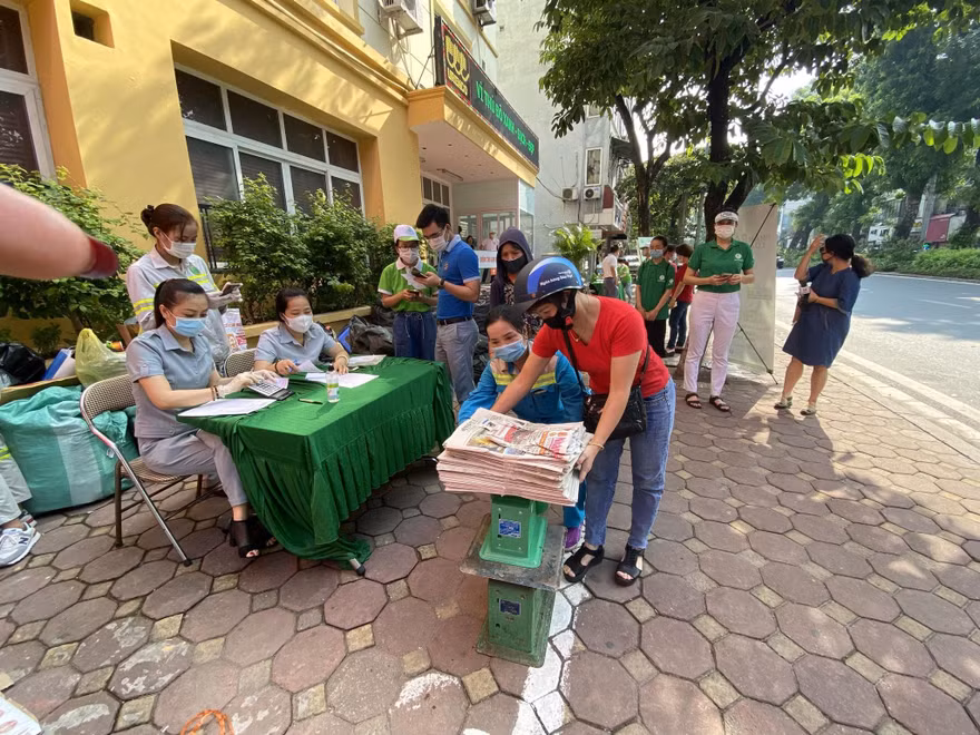 Đồng loạt triển khai đổi rác lấy quà tại 4 quận nội thành