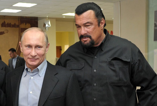 Steven Seagal (phải) vừa trở thành đặc phái viên của chính phủ Nga về quan hệ Nga-Mỹ.