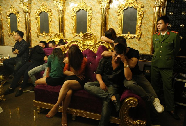 Hai nữ viên chức giáo dục bị bắt quả tang khi đang sử dụng chất ma túy tập thể trong quán karaoke.