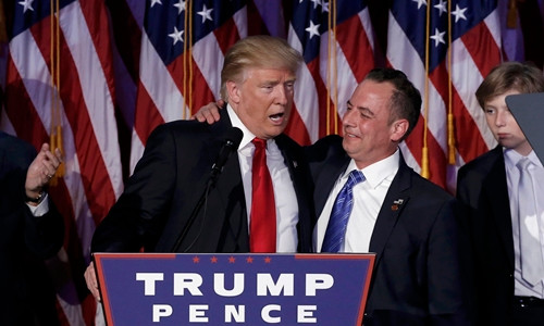 Donald Trump cảm ơn Reince Priebus (cà vạt xanh) trong bài phát biểu chiến thắng ngày 9/11. Ảnh: Reuters.