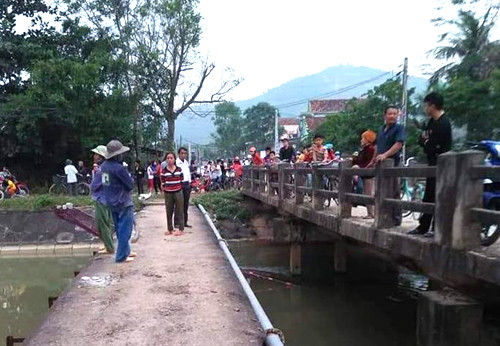 Người dân tổ chức tìm kiếm nạn nhân