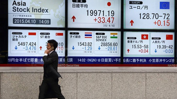 Bảng điện tử hiển thị các chỉ số bên ngoài Tokyo. Ảnh: Bloomberg.