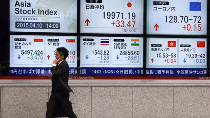 Bảng điện tử hiển thị các chỉ số bên ngoài Tokyo. Ảnh: Bloomberg.
