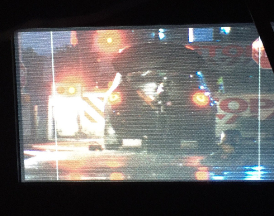 Robot đang kiểm tra chiếc xe khả nghi tại trạm kiểm soát Nhà Trắng. Ảnh: Twitter