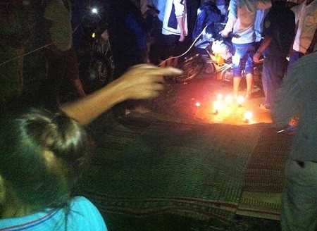 Đưa thi thể các em học sinh khỏi hố công trình.