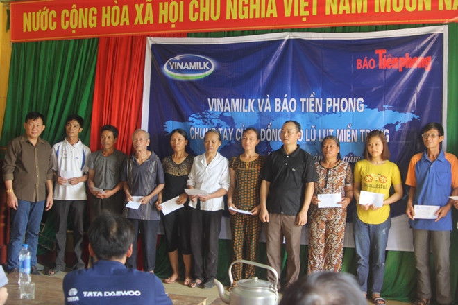 Ông Nguyễn Thanh Tú, Chánh Văn phòng, Chủ tịch Công đoàn Cty Vinamilk và đại diện báo Tiền phong, Tỉnh Đoàn Hà Tĩnh trao quà cho người dân vùng lũ huyện Vũ Quang, Hương Khê