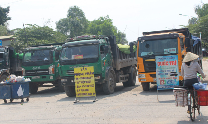 Người dân bức xúc chặn xe tải vào KCN.