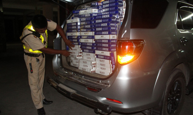 Tài xế vứt xe chở thuốc lá lậu bỏ trốn.